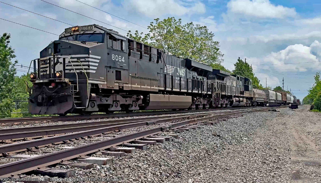 NS 8064 leads the mixer west.